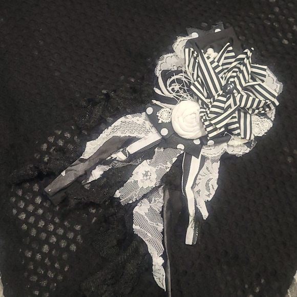 Hand Crafted Accessories - Flower Broach Pin Black White